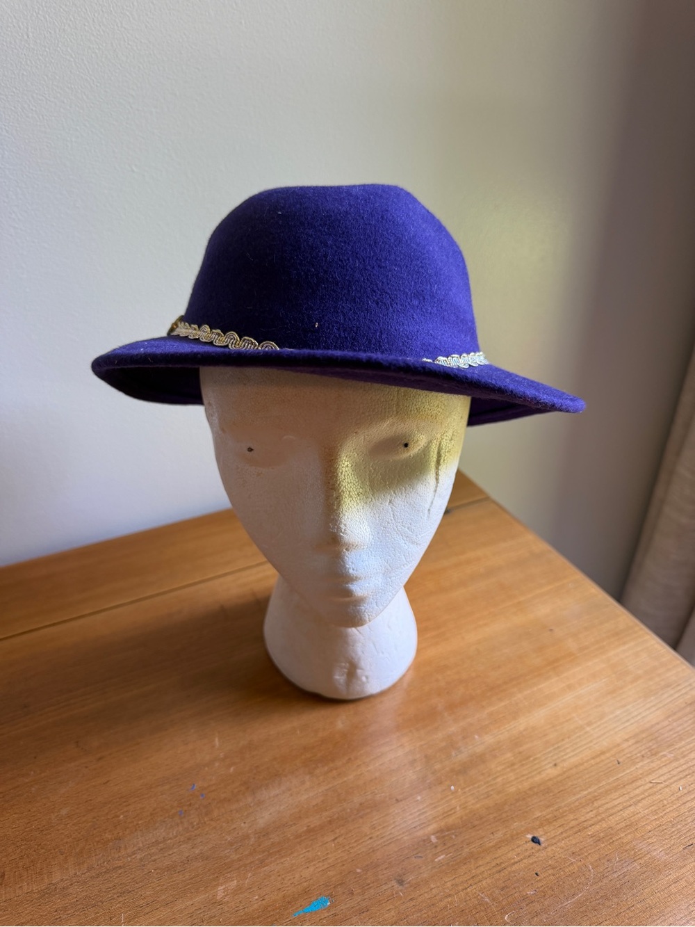 1970’s vintage Womens Purple Felt Fedora Hat with Decorative Chain